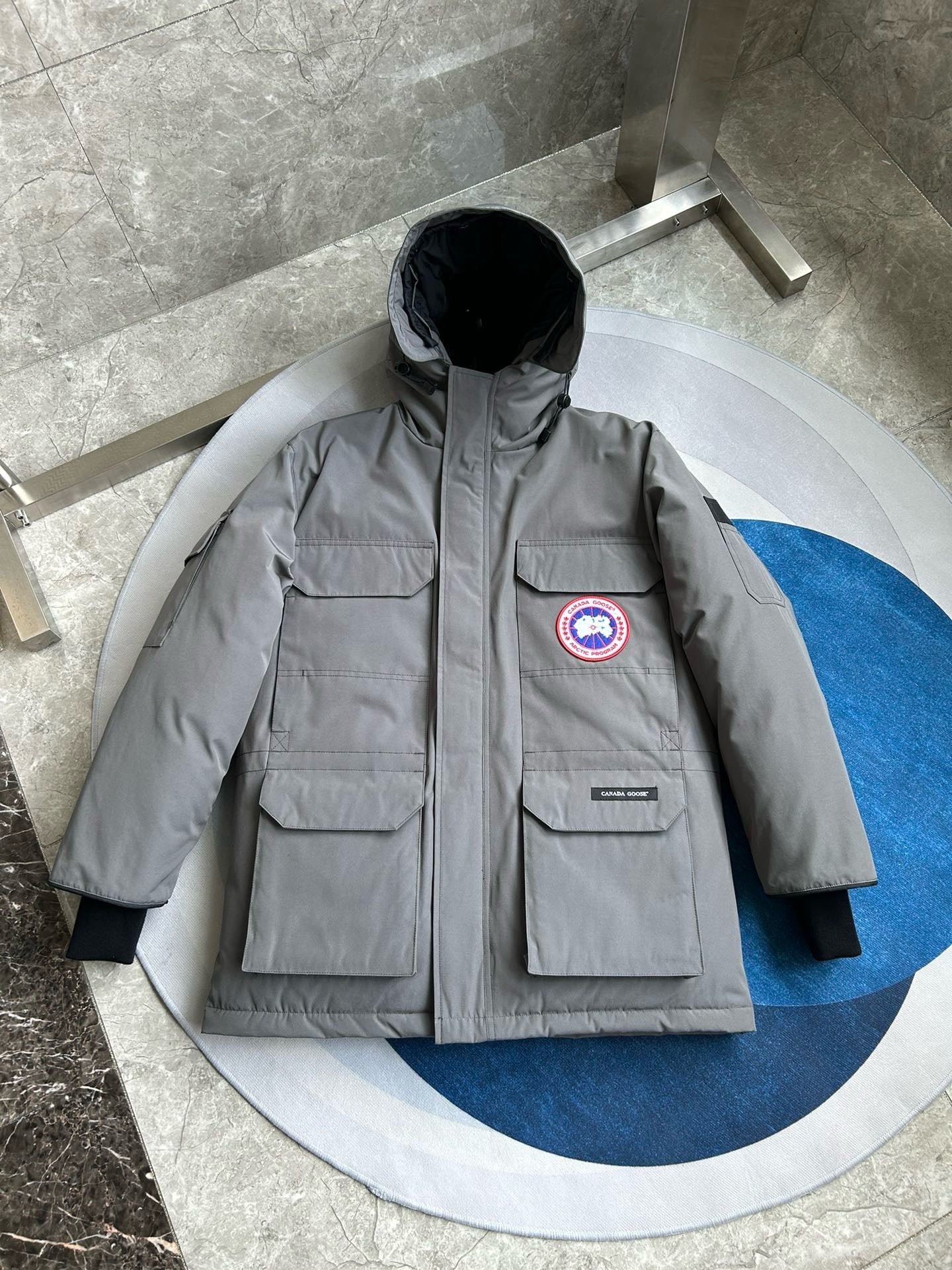 Weiße, graue, rote und schwarze Jacke