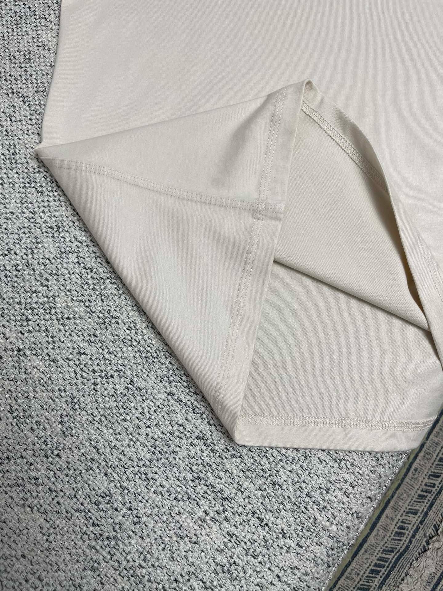 Aprikosen- und graues T-Shirt