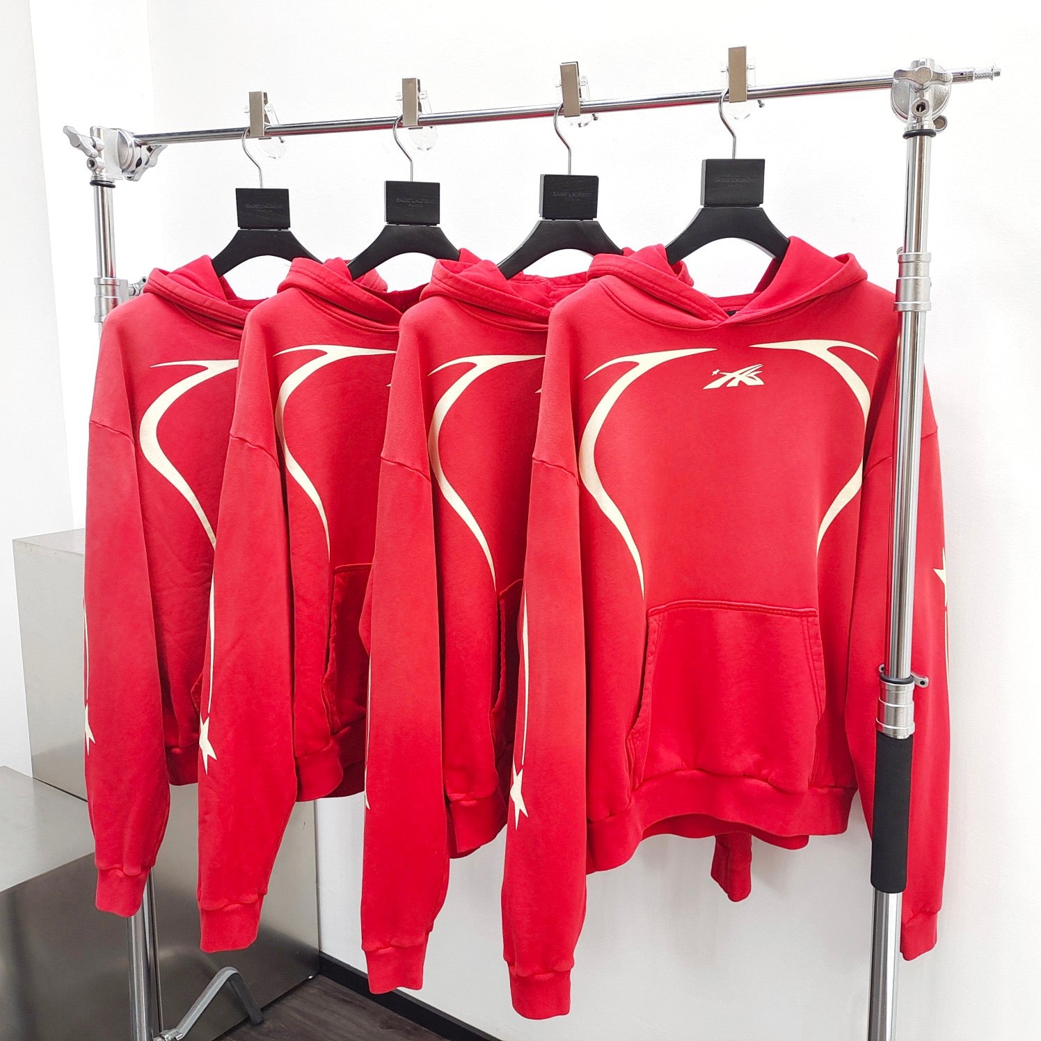 Roter Kapuzenpullover
