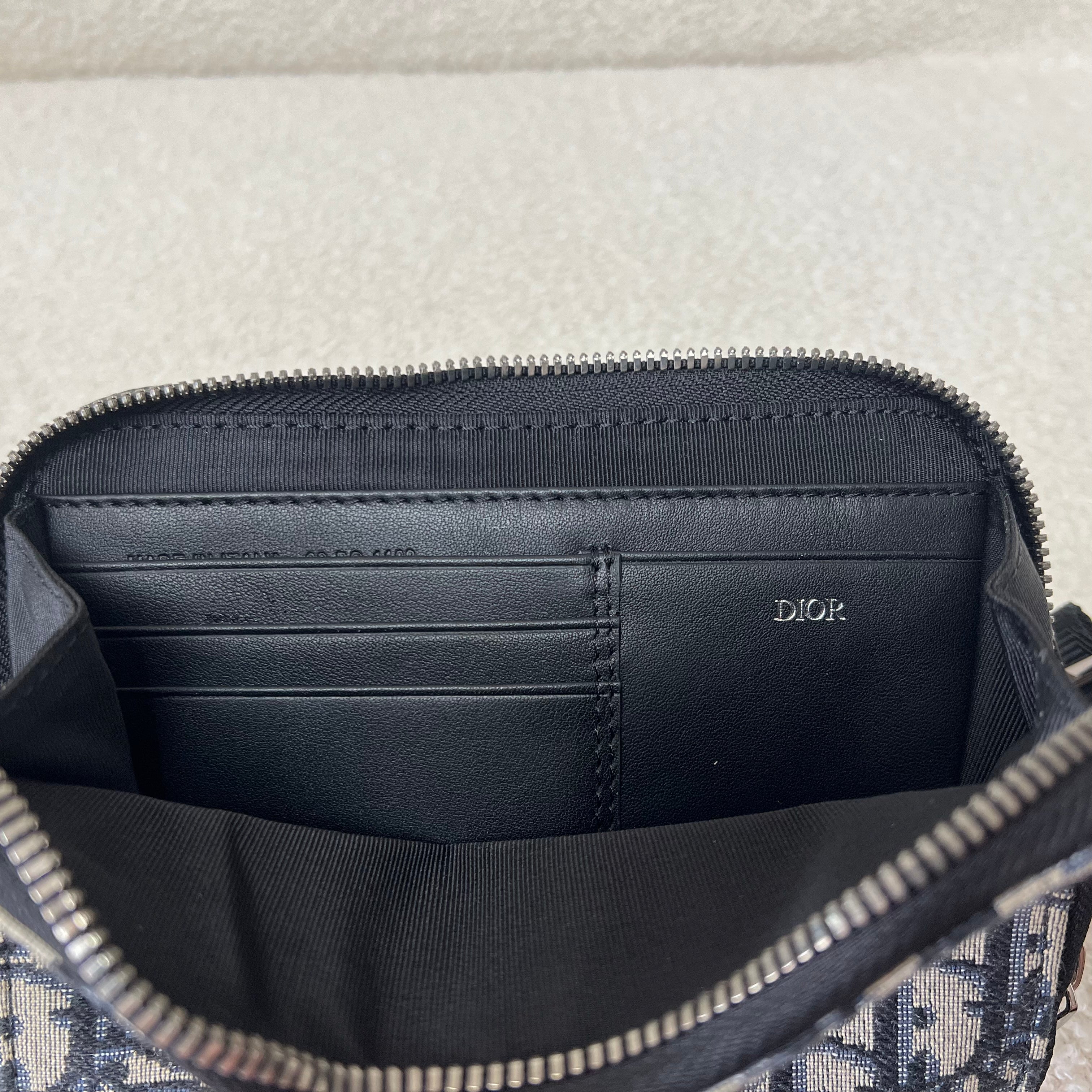 Blaue und schwarzgraue Tasche