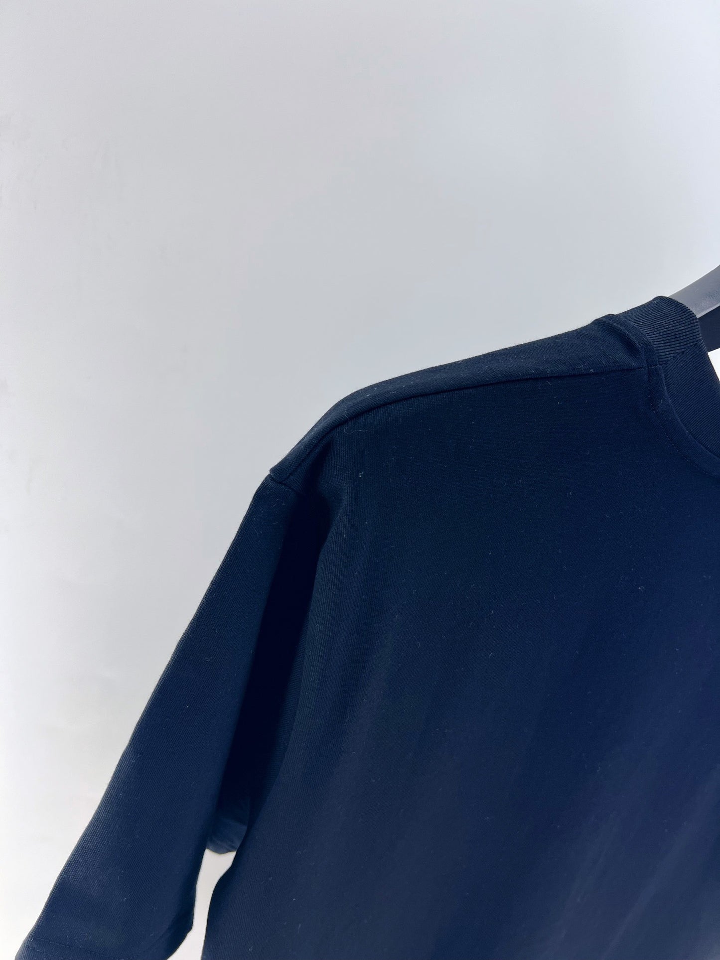 Dunkelblaues und weißes T-Shirt