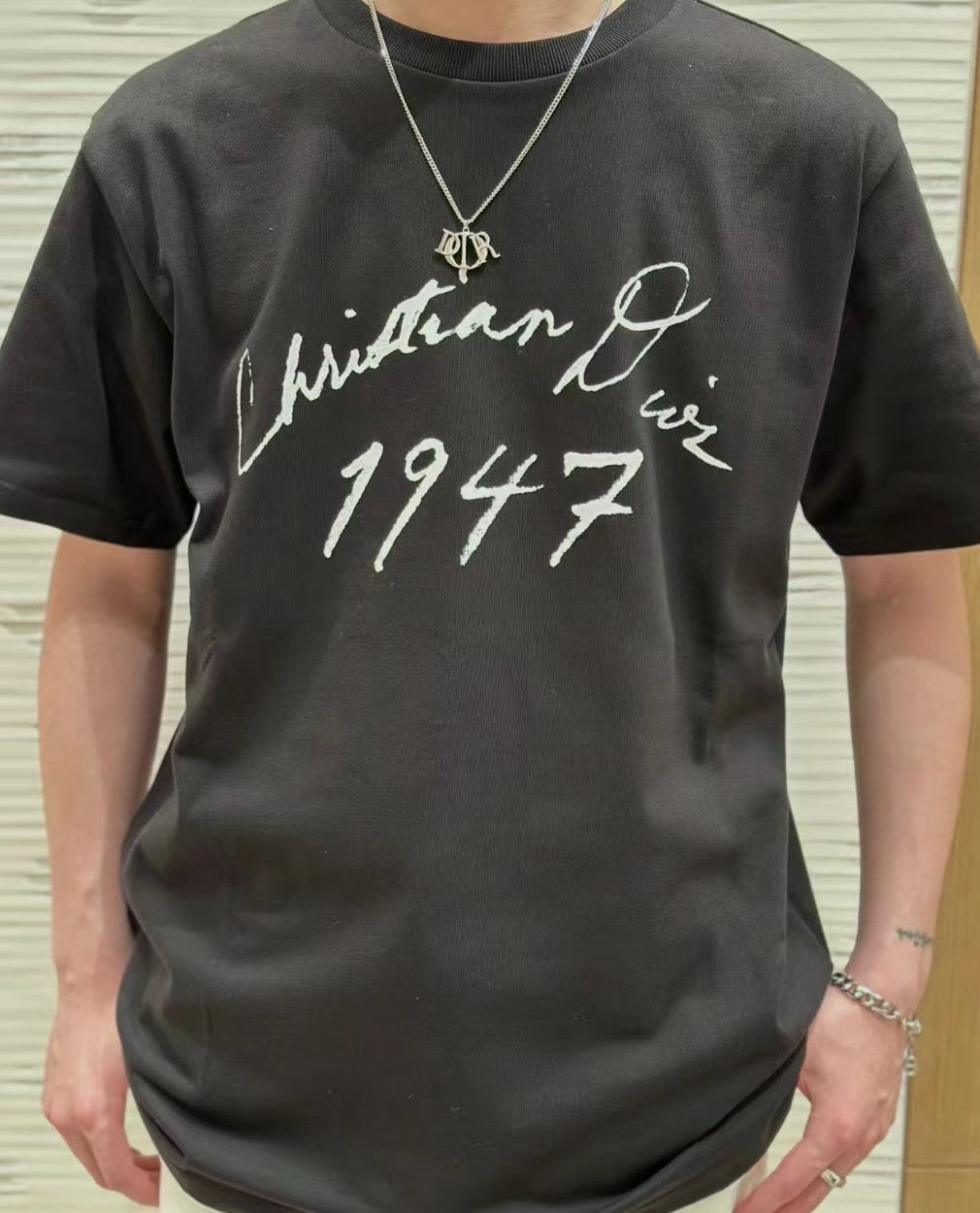 Schwarzes, weißes und blaues T-Shirt