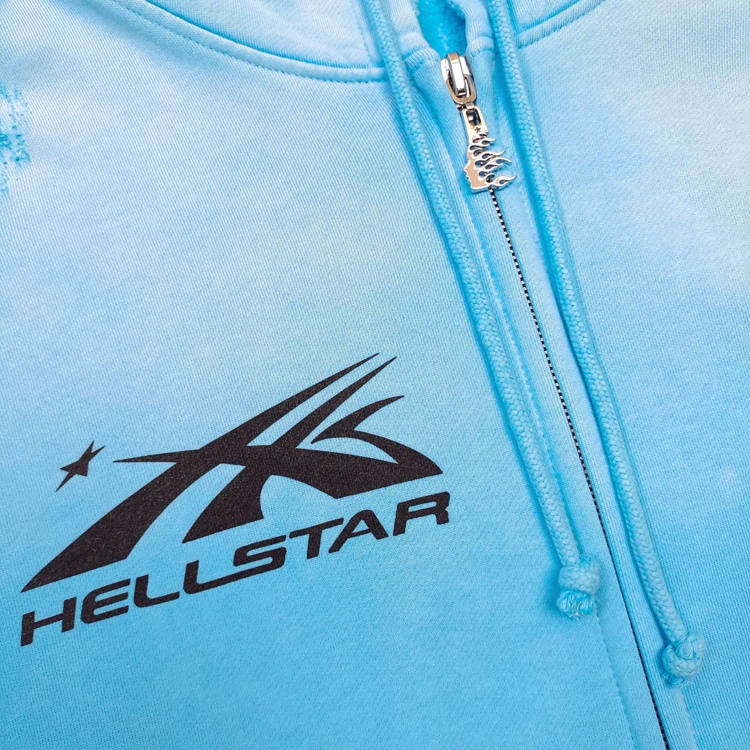 Himmelblauer Hoodie