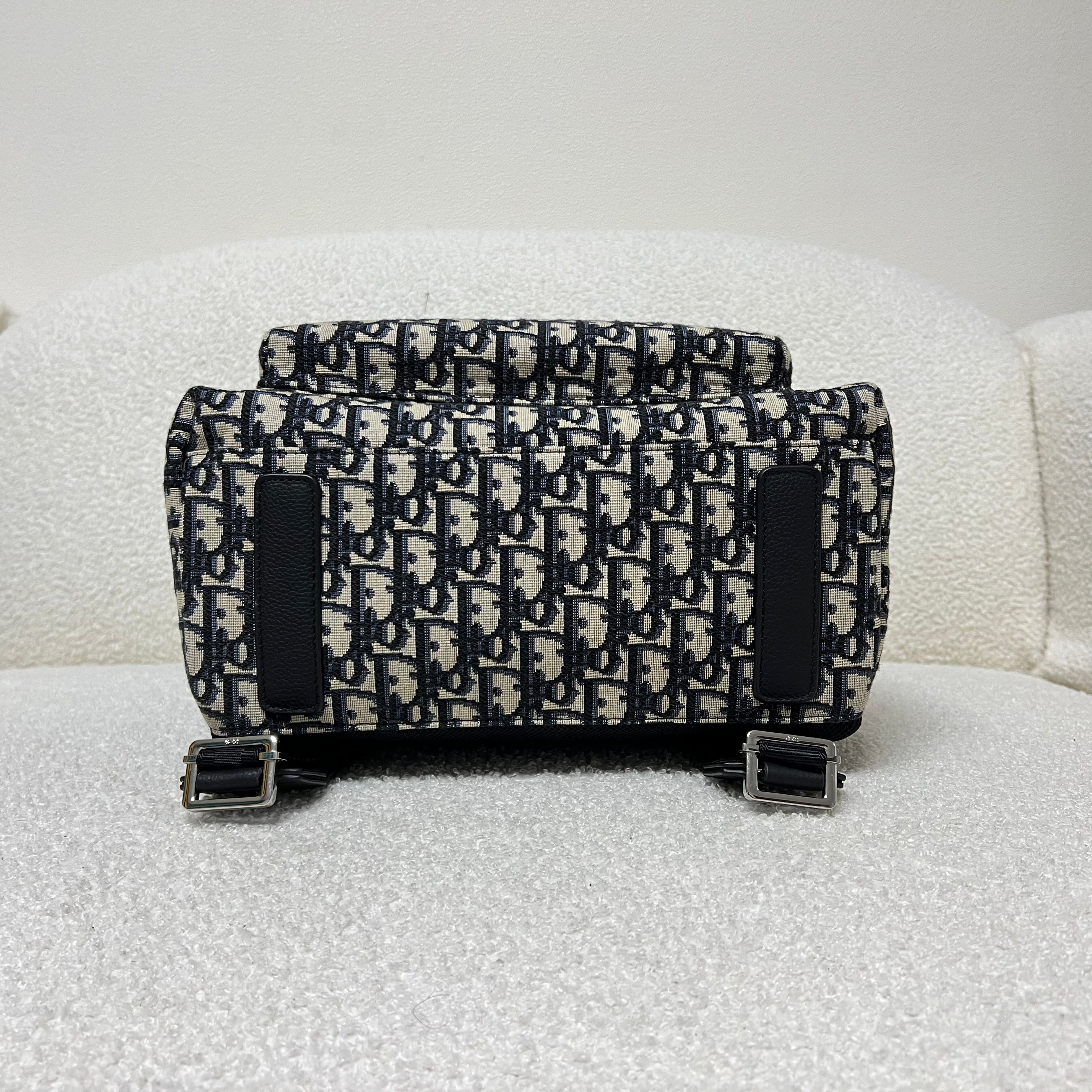Blaue und schwarzgraue Tasche
