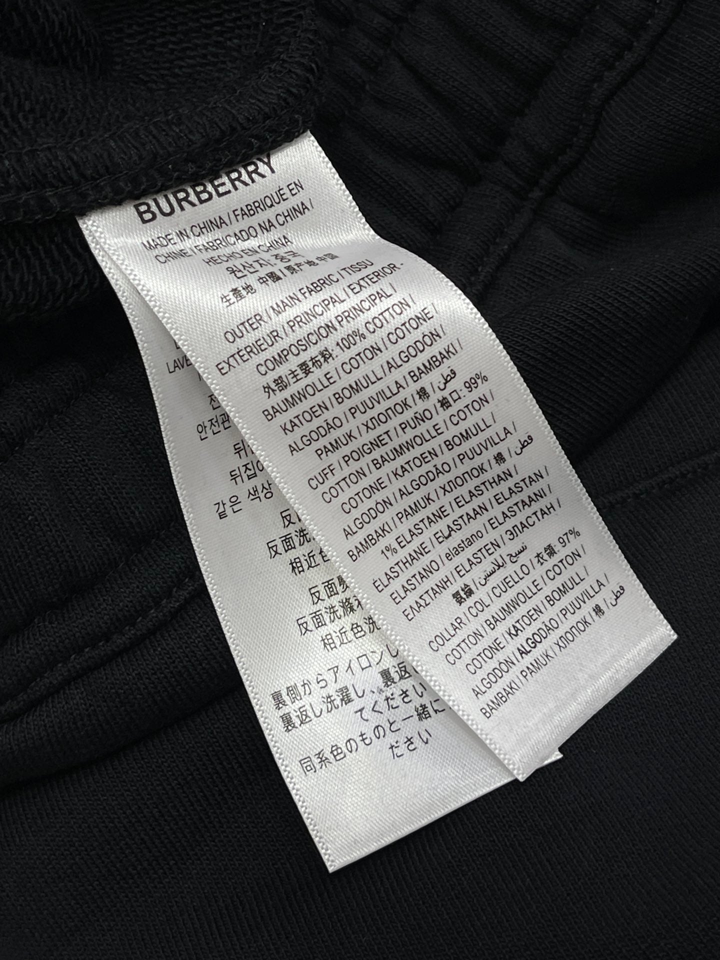 Schwarze und khakifarbene Shorts