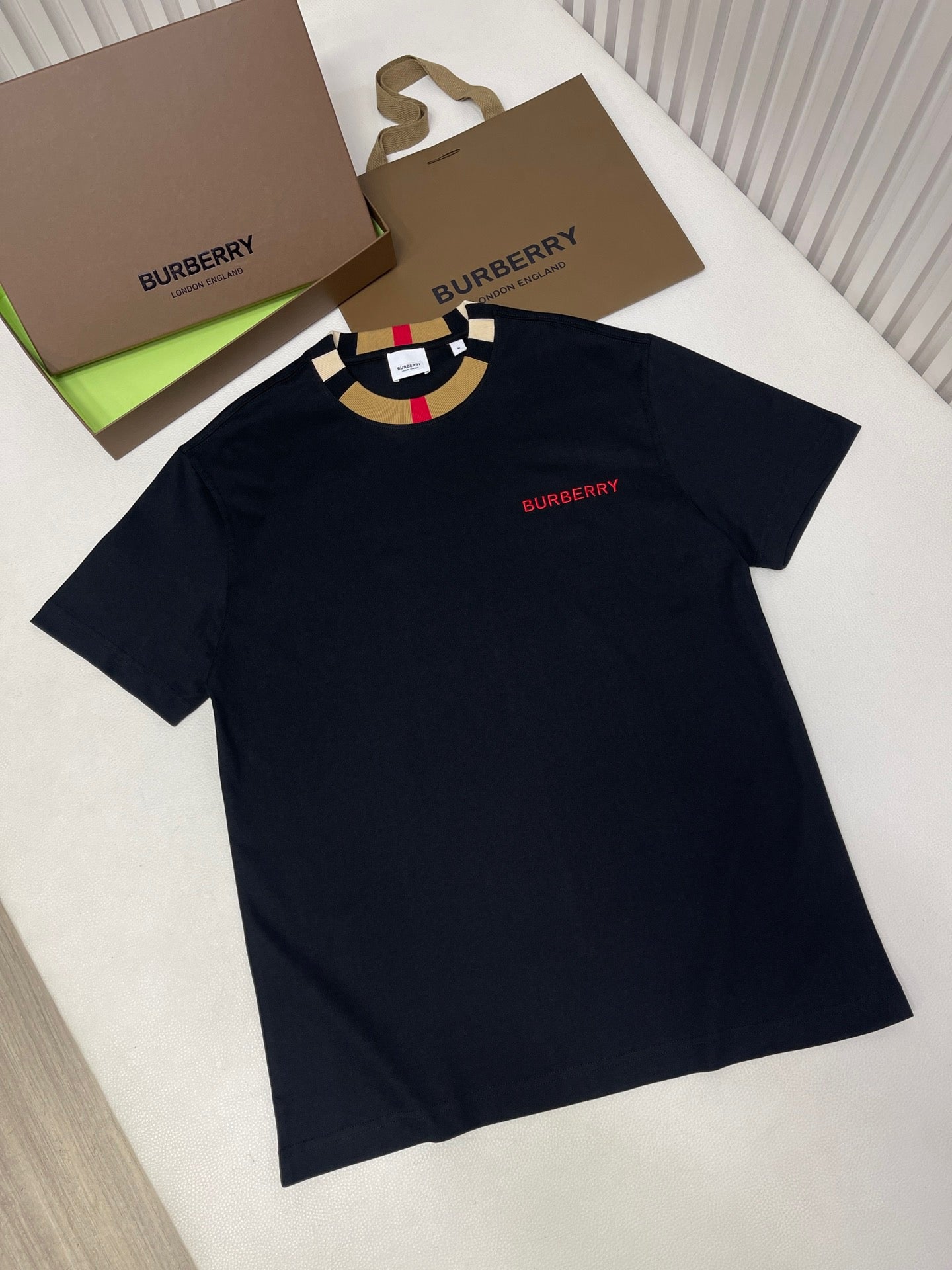 Camiseta en blanco y negro