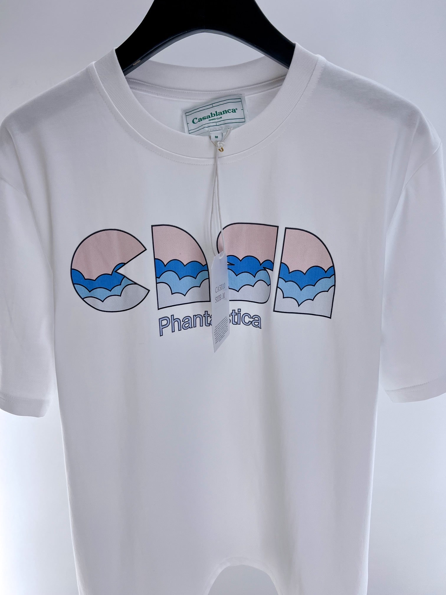 Graues und weißes T-Shirt
