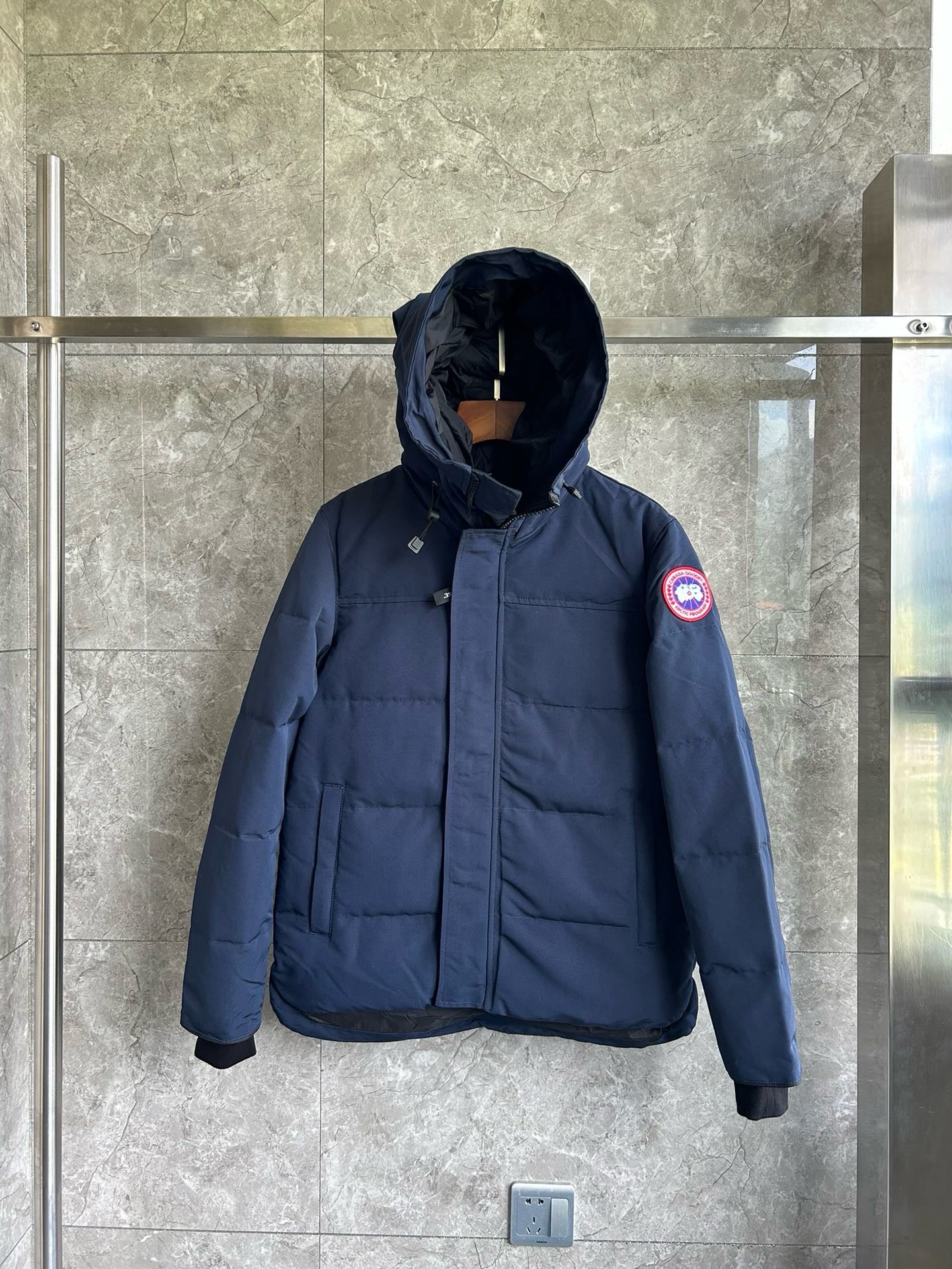 Weiße, graue, blaue und schwarze Jacke