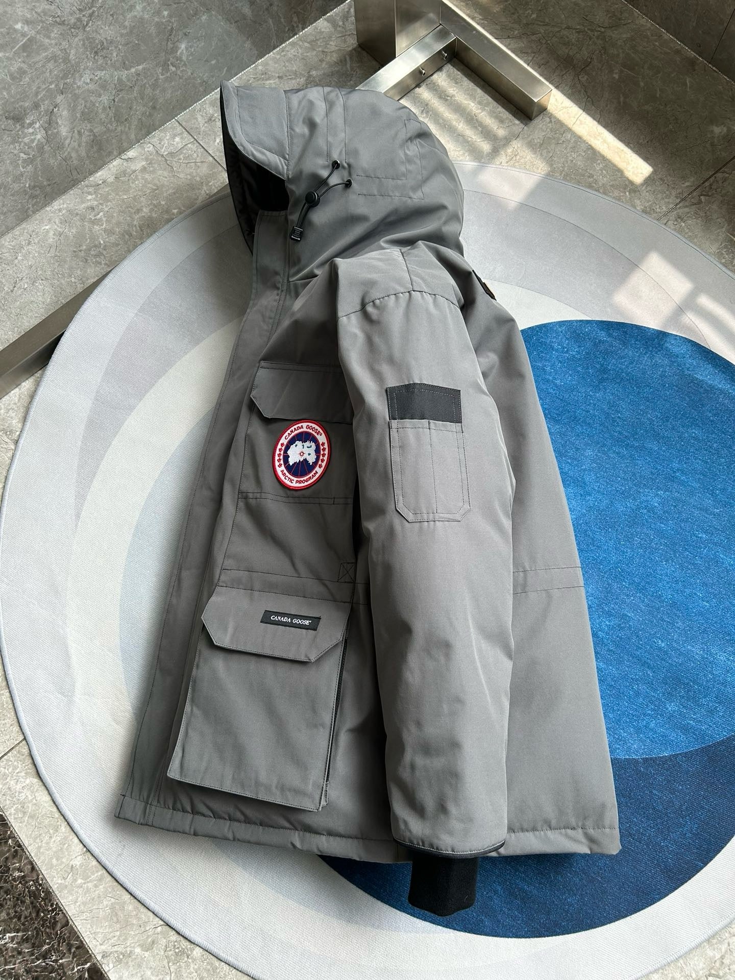 Weiße, graue, rote und schwarze Jacke