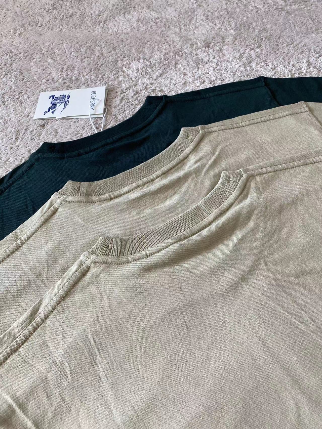 Dunkelgrünes und graues T-Shirt