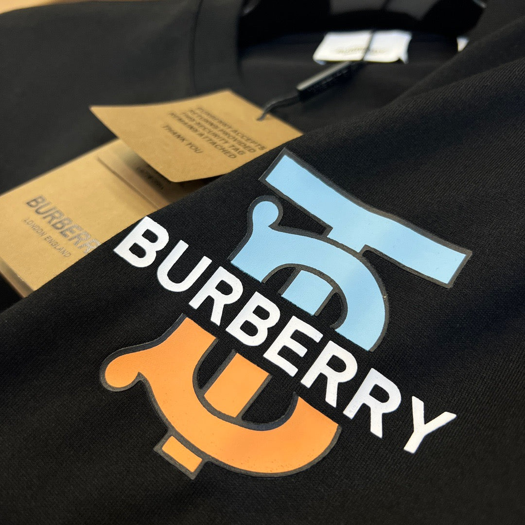 Schwarz-weißes T-Shirt