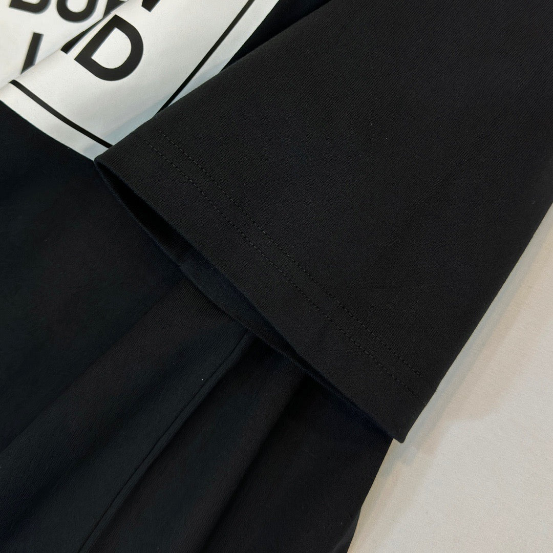 Schwarzes, weißes, khakifarbenes und graues T-Shirt