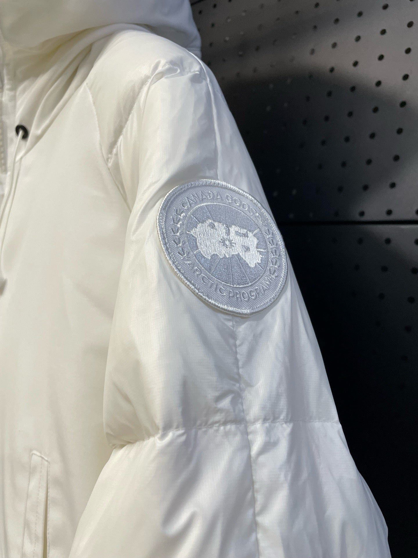 weiße und schwarze Jacke
