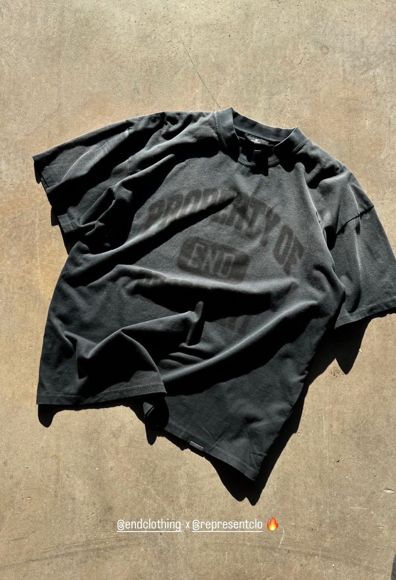 Weißes und altes schwarzes T-Shirt