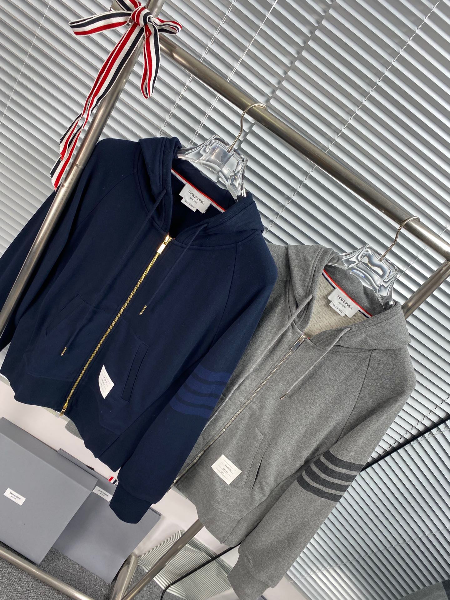 Dunkelblaue und graue Jacke