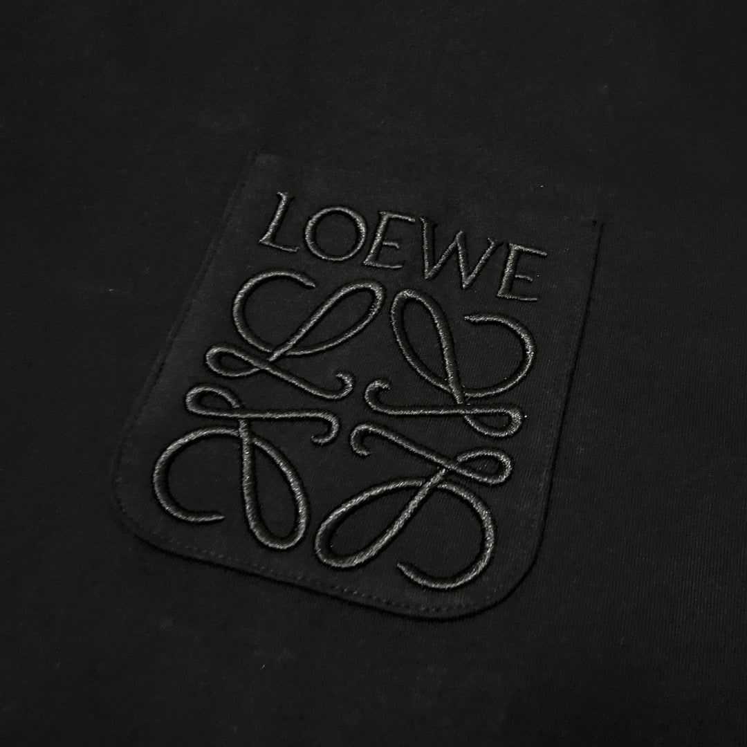 تي شيرت أبيض وأسود وأخضر