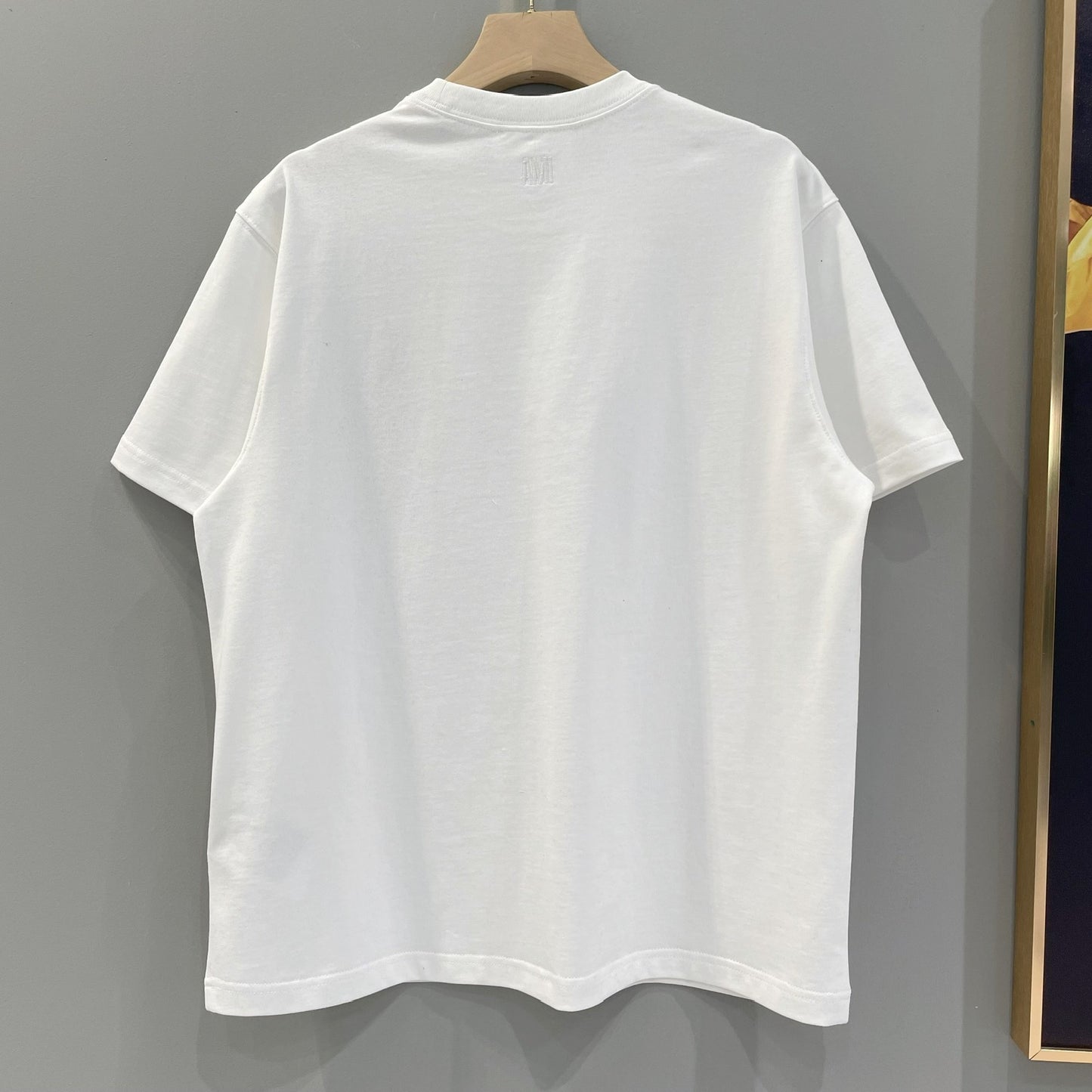 Weißes, schwarzes und graues T-Shirt