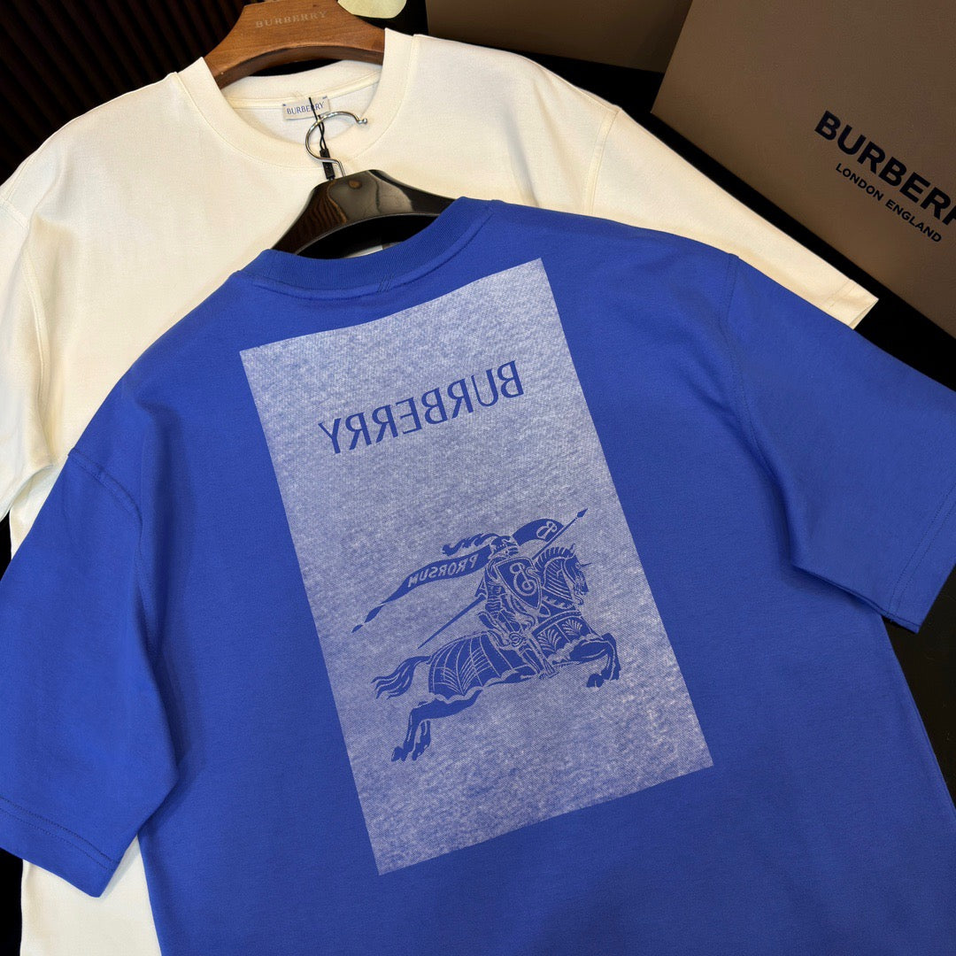Weißes und blaues T-Shirt