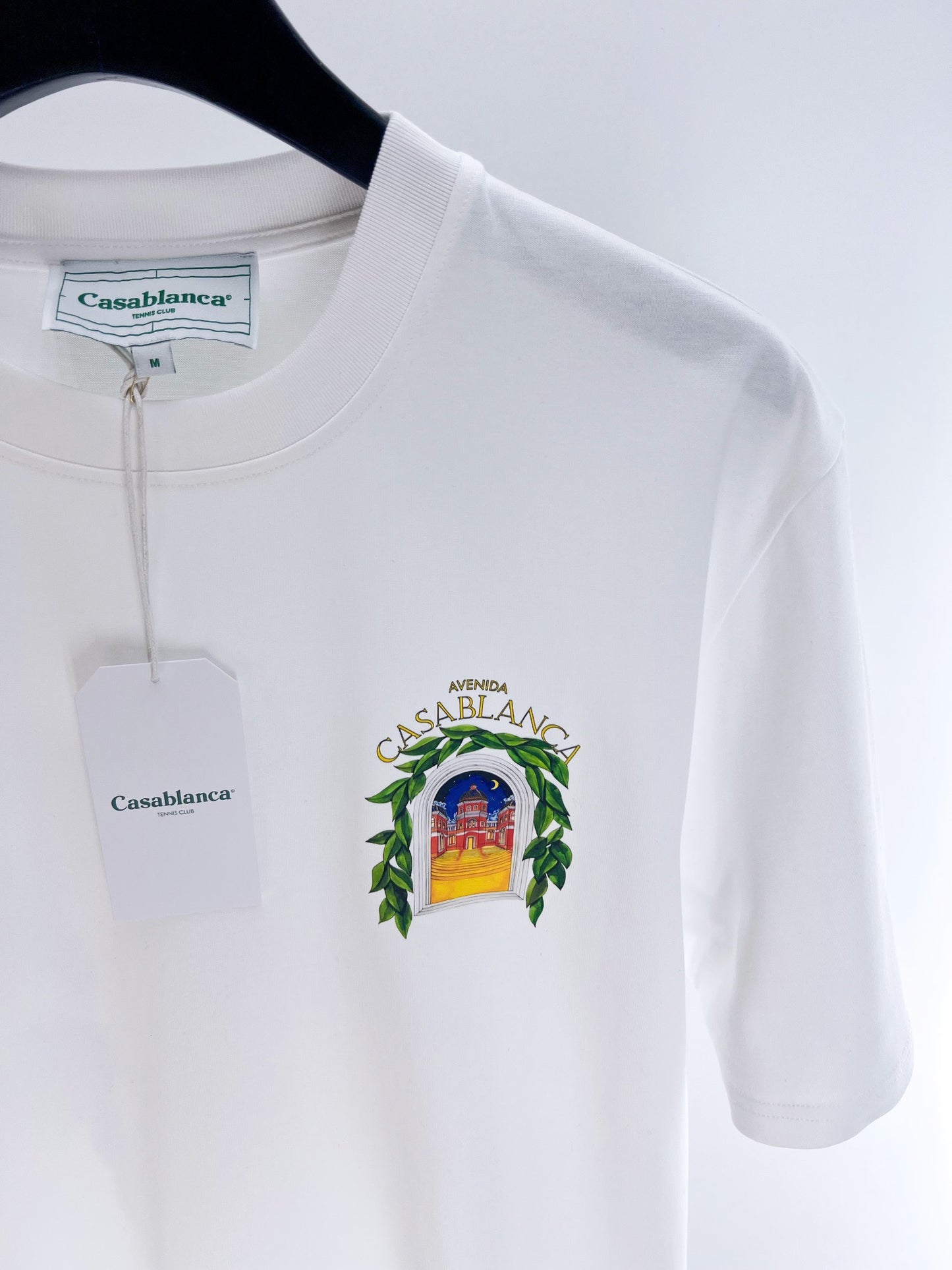 Camiseta azul y blanca