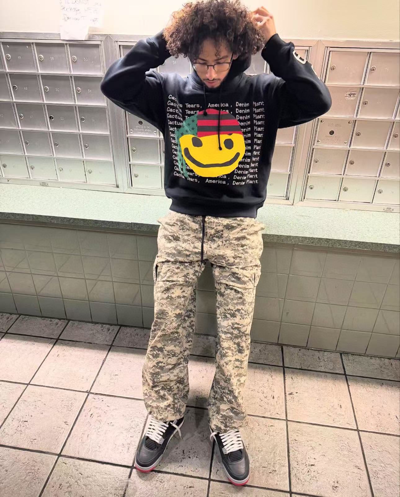 جارزة سوداء بقبعة شتوية