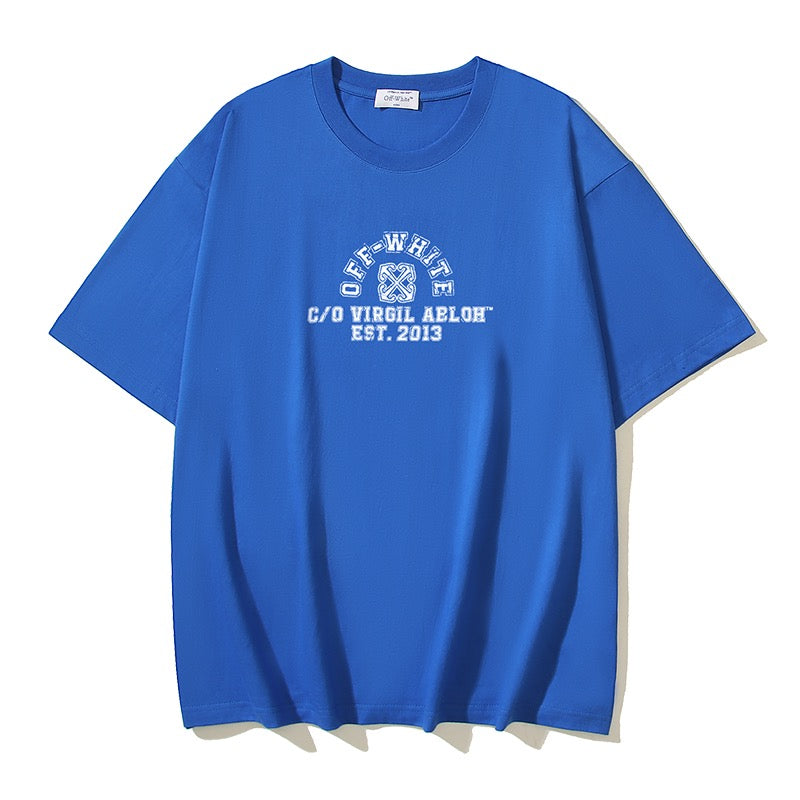 Rotes, schwarzes, blaues und weißes T-Shirt