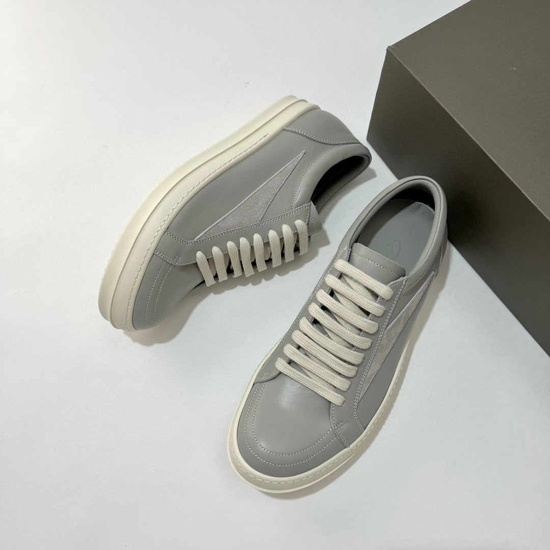 أحذية متعددة الألوان