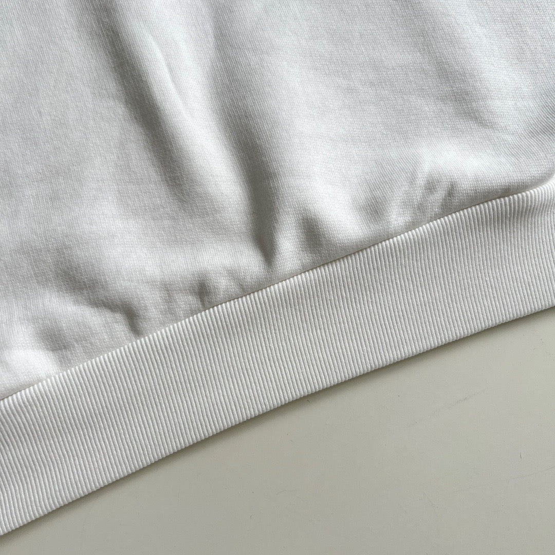 Schwarz-weißer Kapuzenpullover