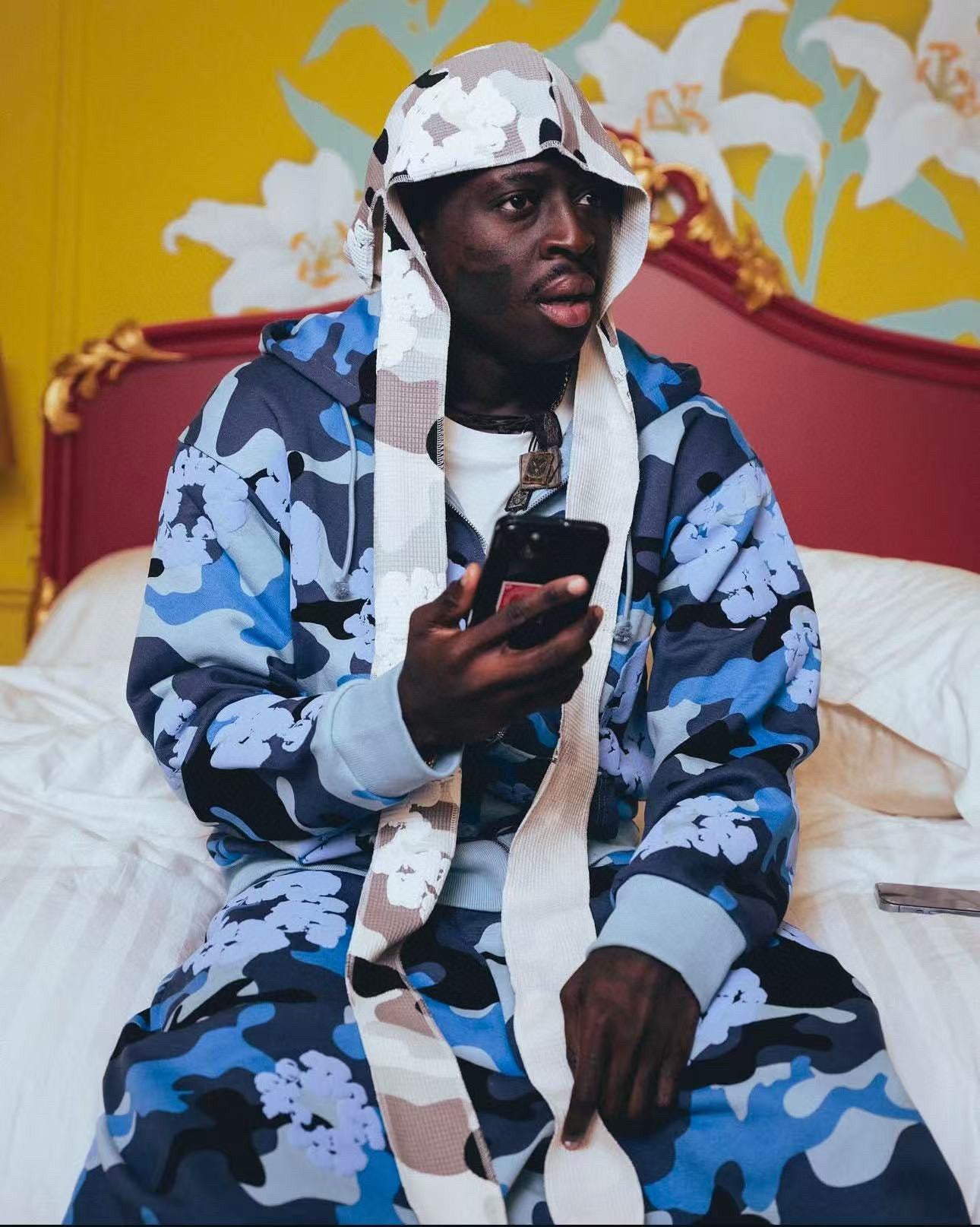 سترة متعددة الألوان