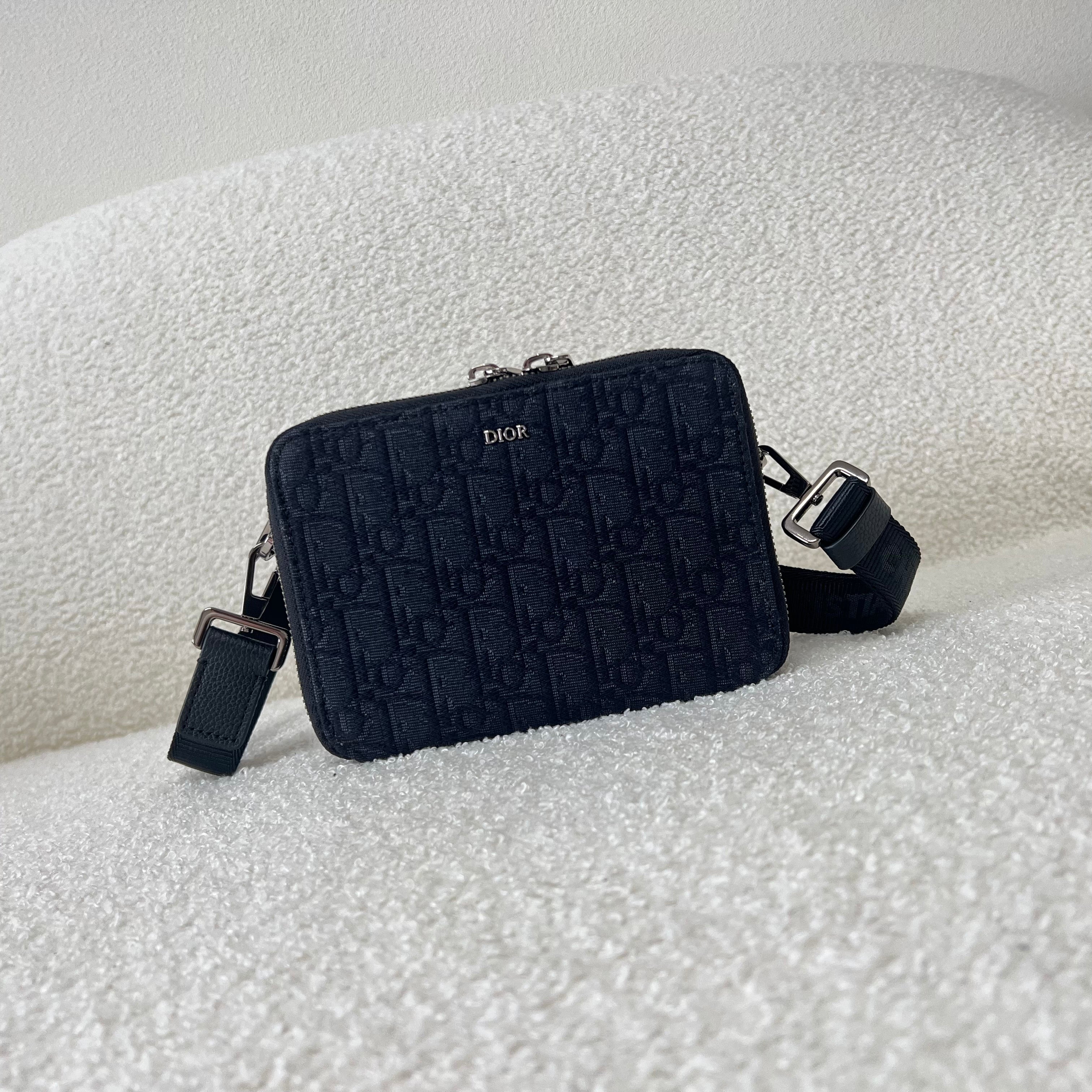 Blaue und schwarzgraue Tasche