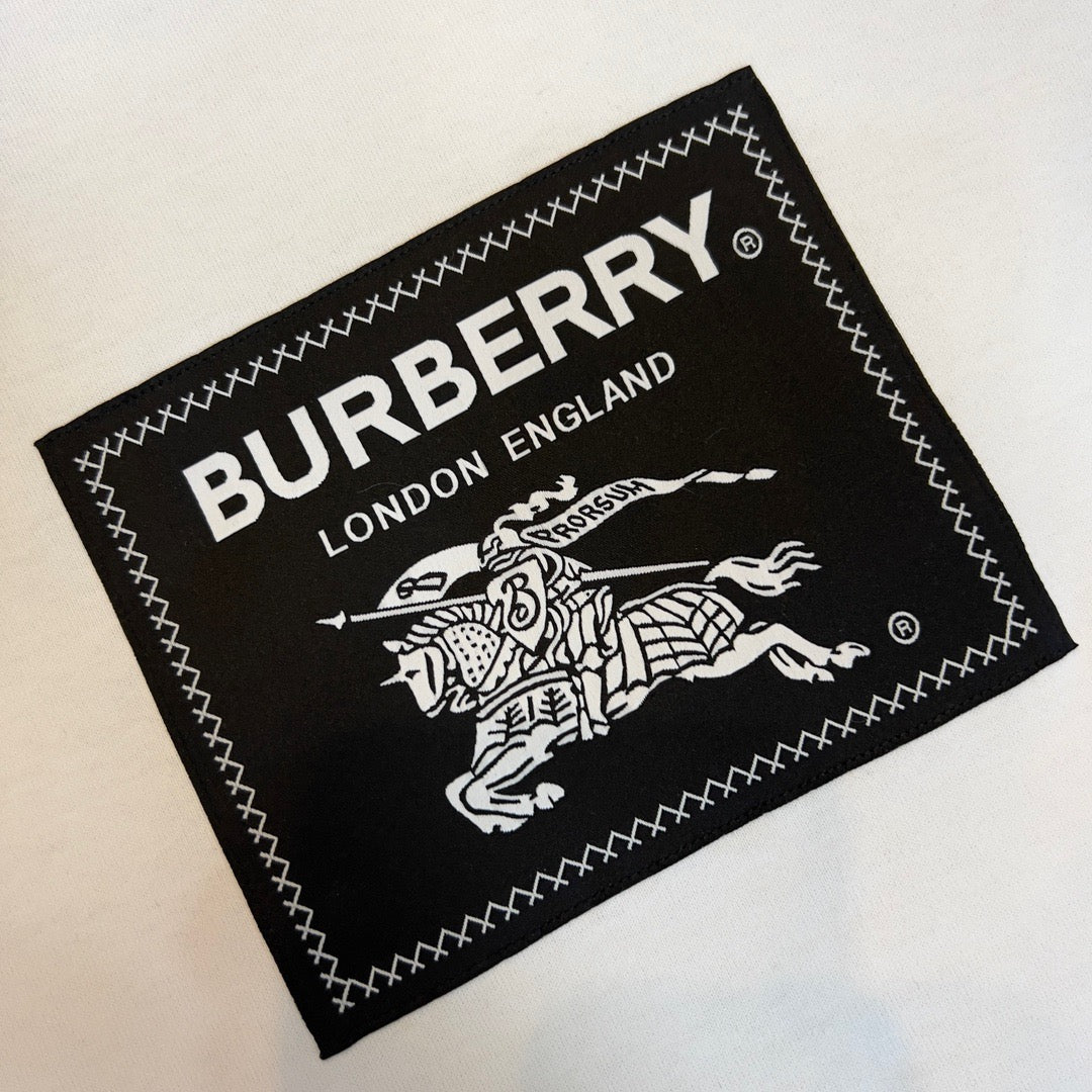 Schwarz-weißes T-Shirt