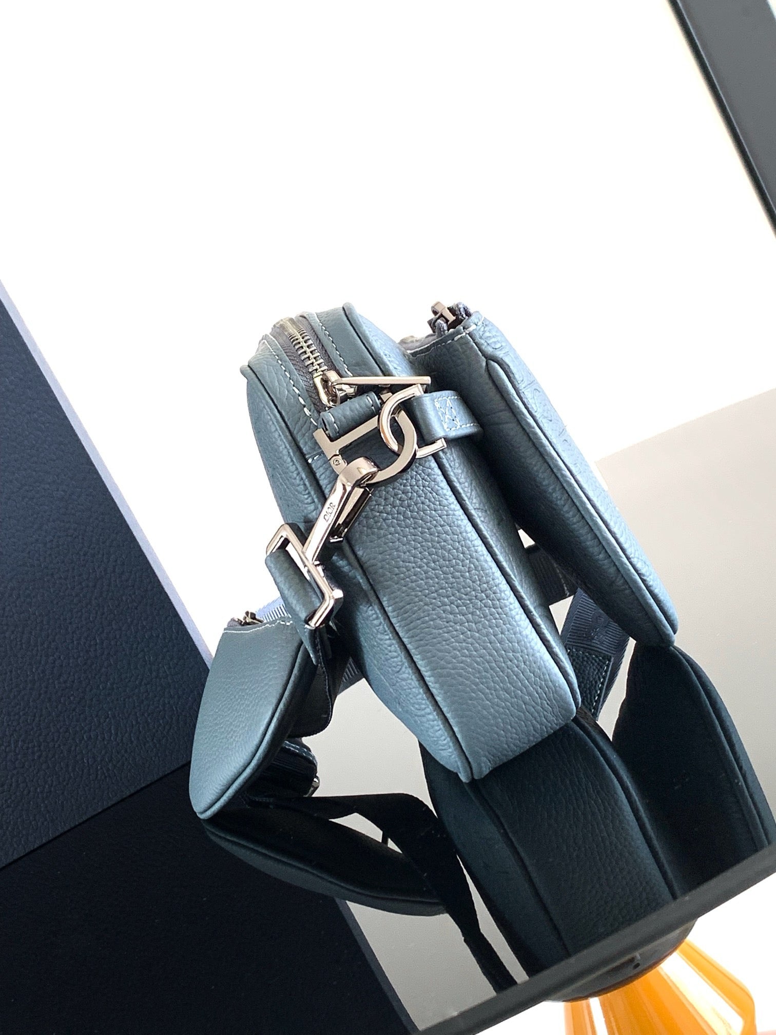 Graublaue und schwarze Tasche