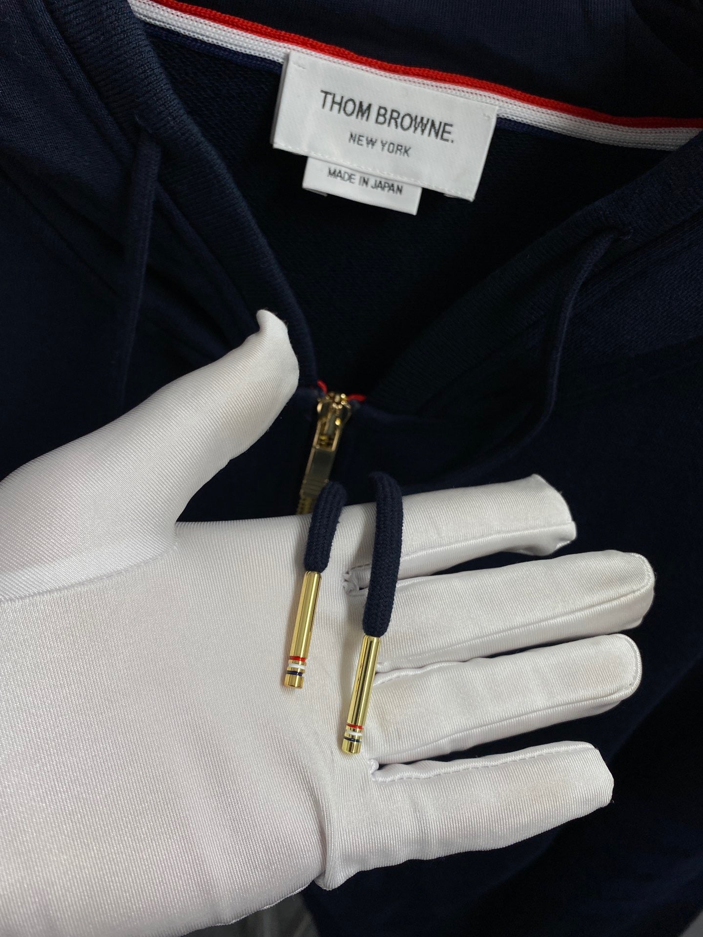 Dunkelblaue und graue Jacke