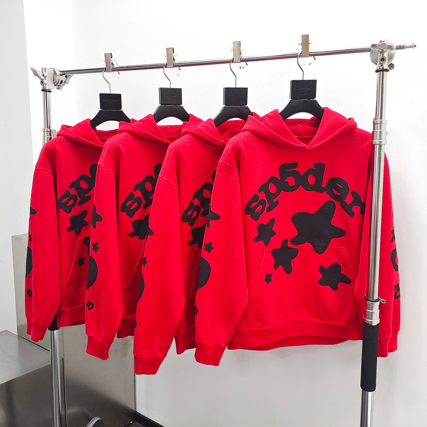 Roter Kapuzenpullover