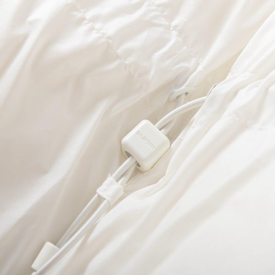 Schwarze und weiße Jacke