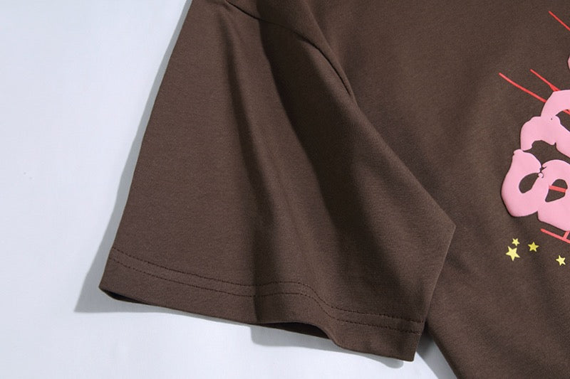 Schwarzes, gelbes und braunes T-Shirt