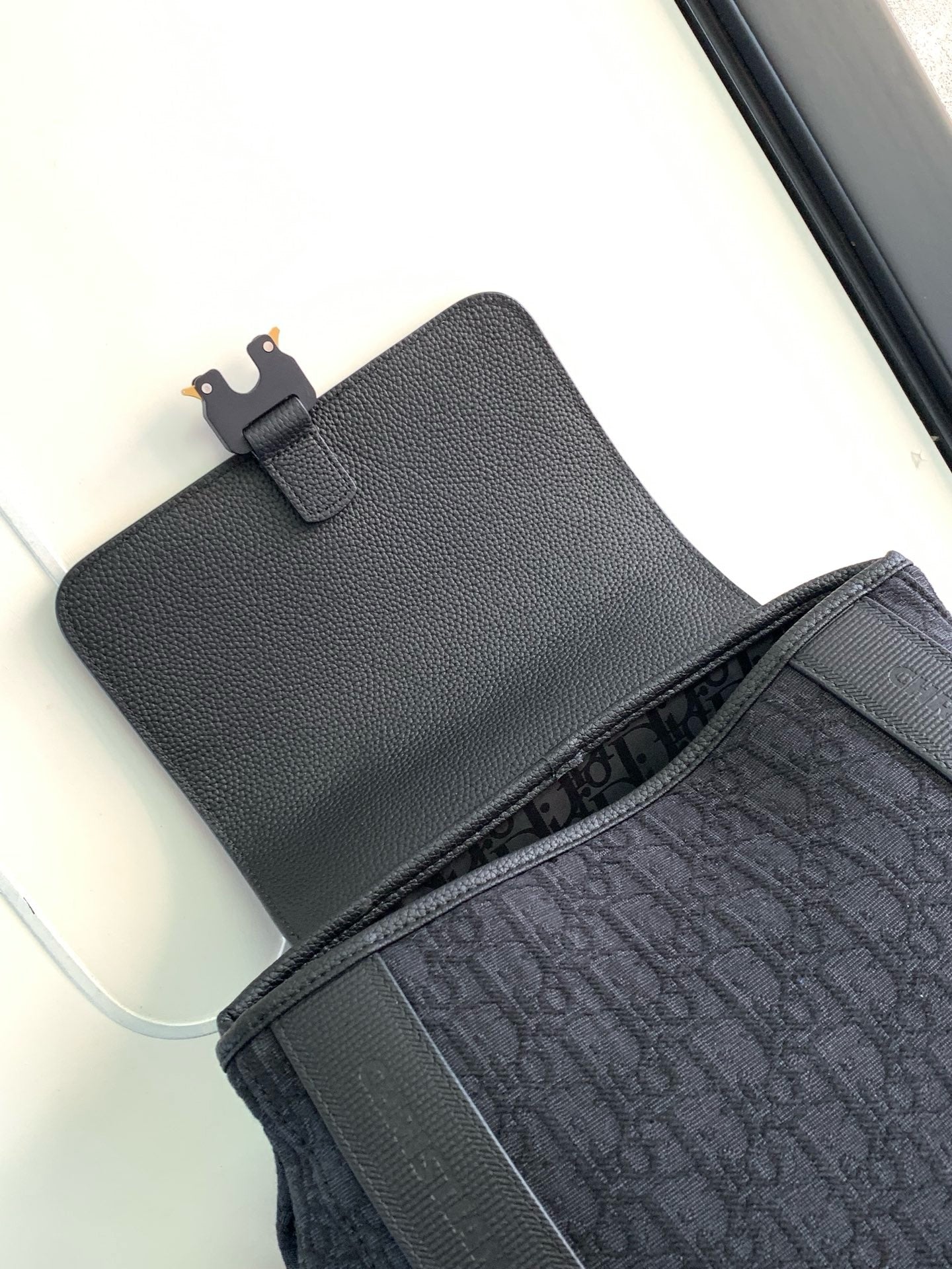Aprikosen- und schwarze Tasche