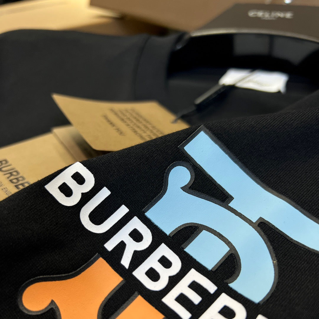 Schwarz-weißes T-Shirt