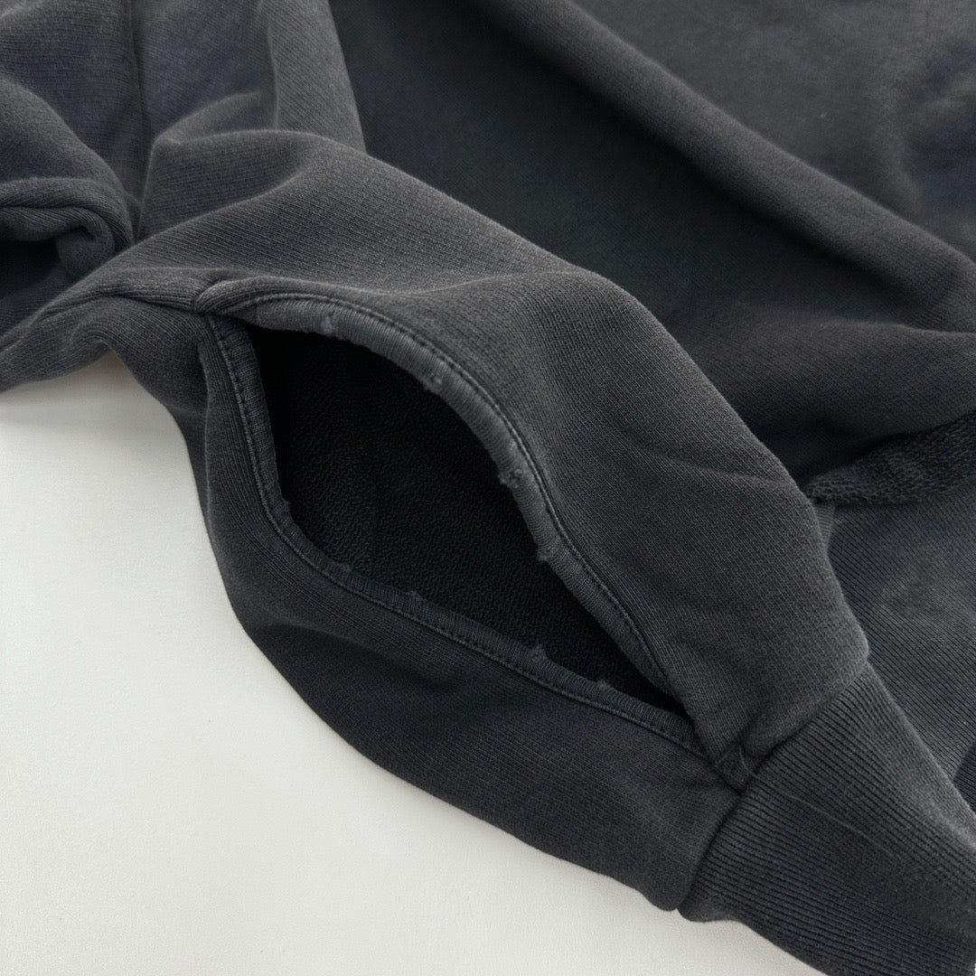 جارزة سوداء بقبعة شتوية