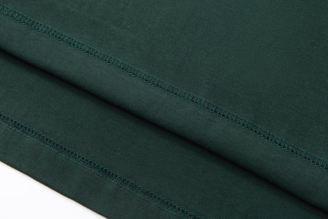 Dunkelgrünes und graues T-Shirt