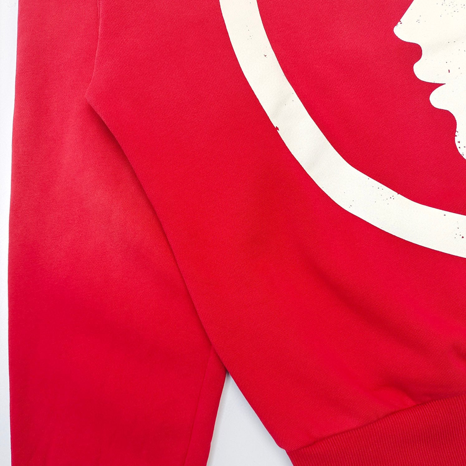 Roter Kapuzenpullover