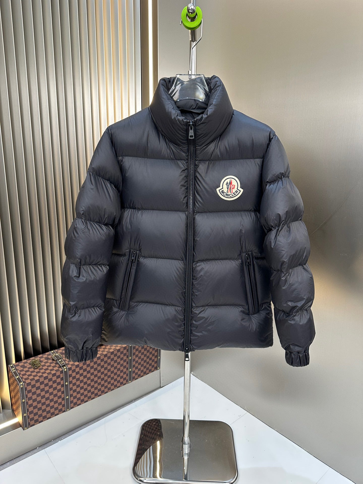 Blaue und schwarze Jacke