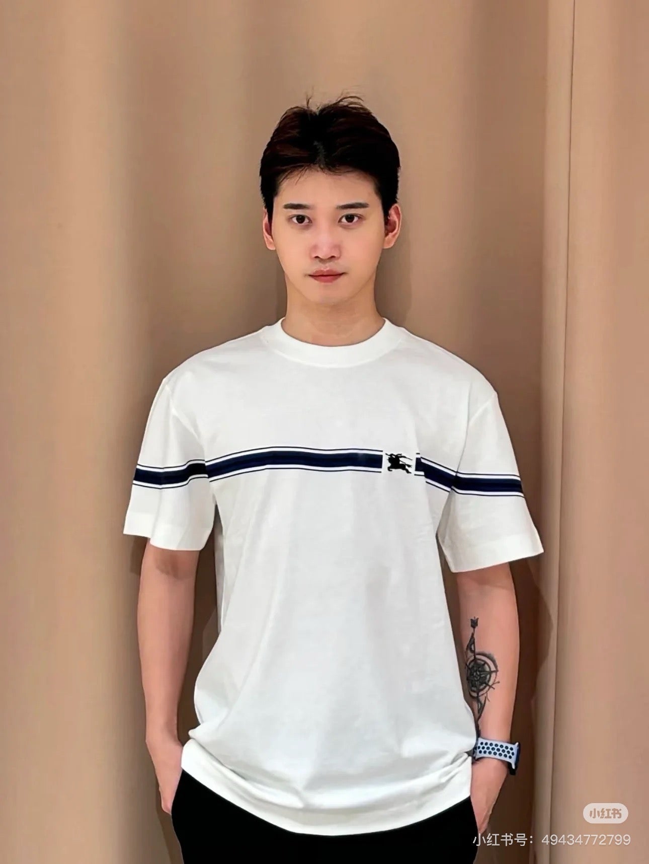 Schwarz-weißes T-Shirt