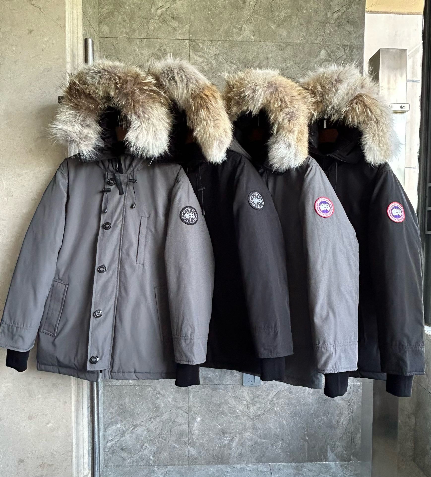 Schwarze und graue Jacke