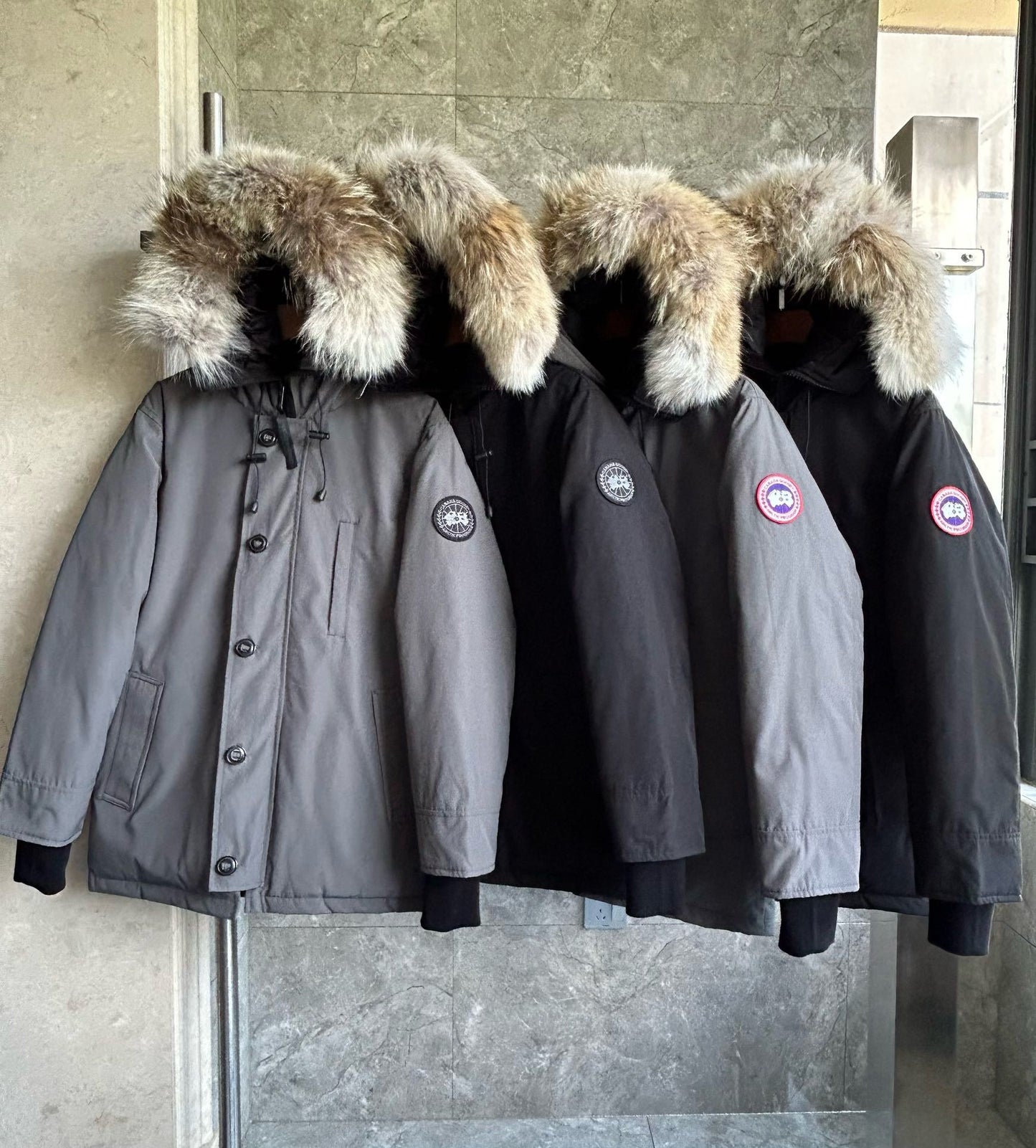 Schwarze und graue Jacke