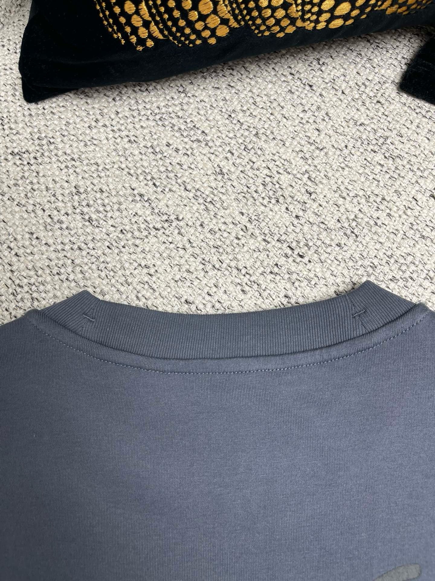 Aprikosen- und graues T-Shirt