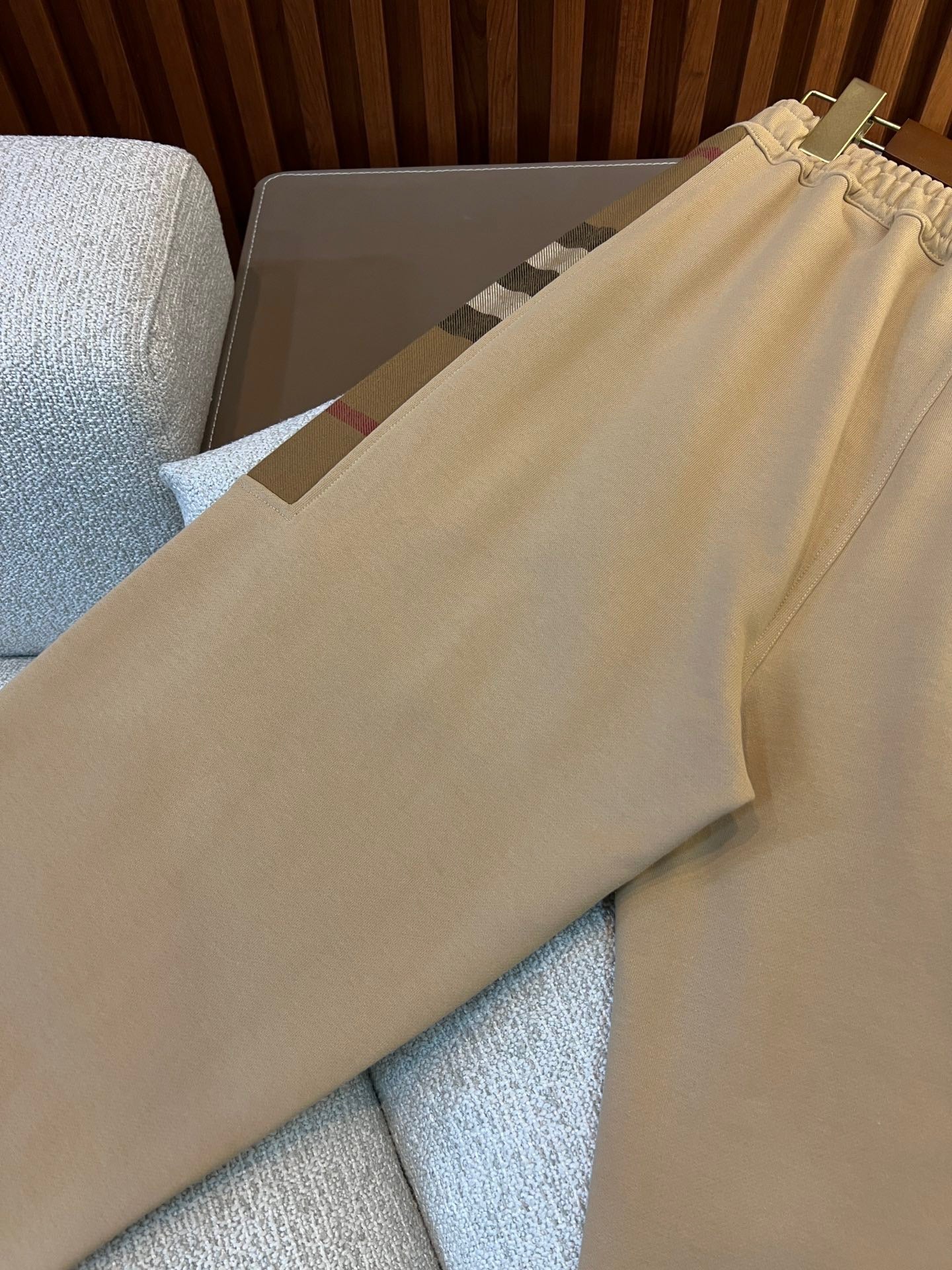 Schwarze, graue, khakifarbene und blaue Hose