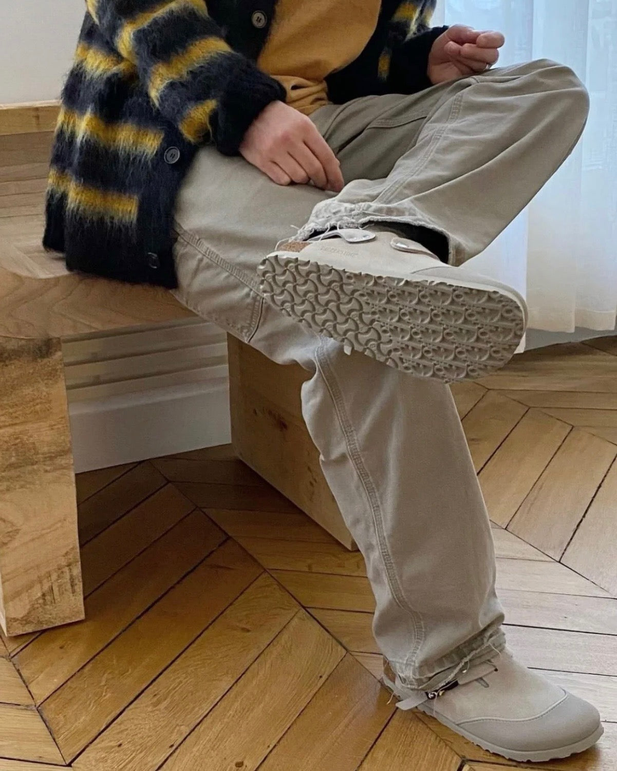 أحذية باللون الأسود والرمادي والأبيض العاجي