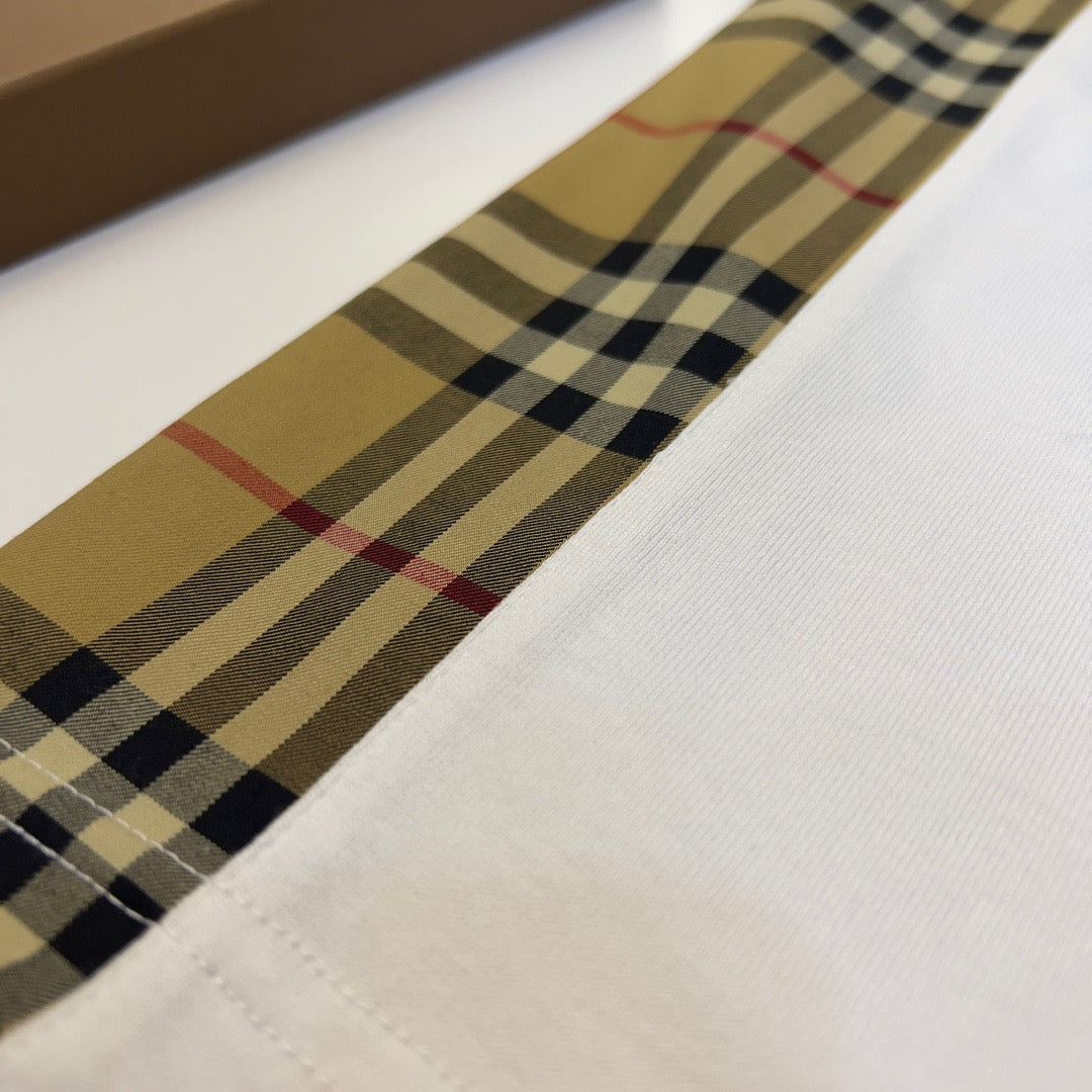 Schwarz-weißes T-Shirt