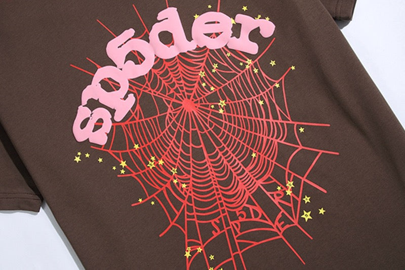 Schwarzes, gelbes und braunes T-Shirt