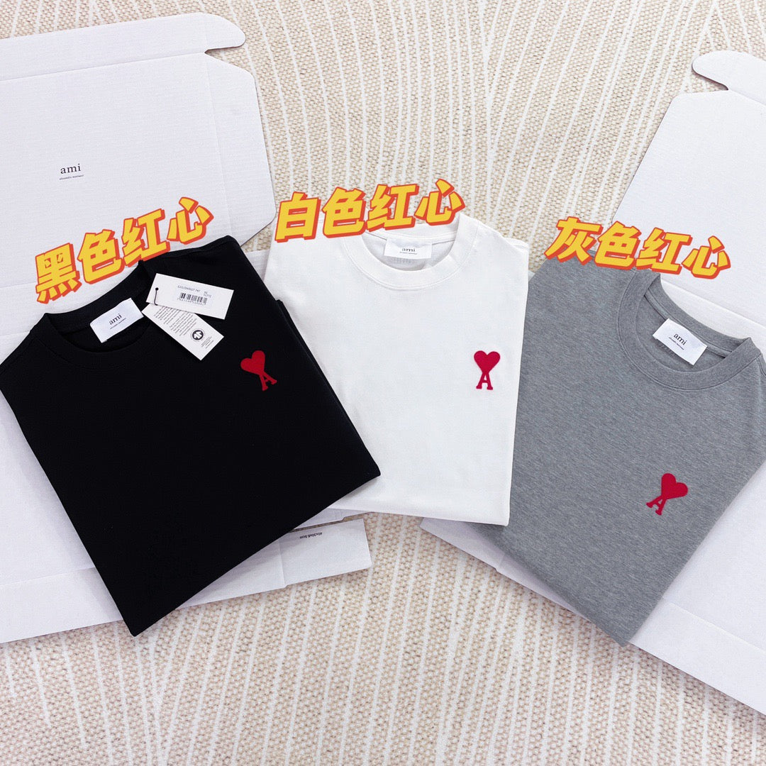 Weißes, schwarzes und graues T-Shirt